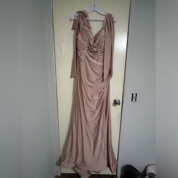 Dresses & Skirts - Dress was only wear once